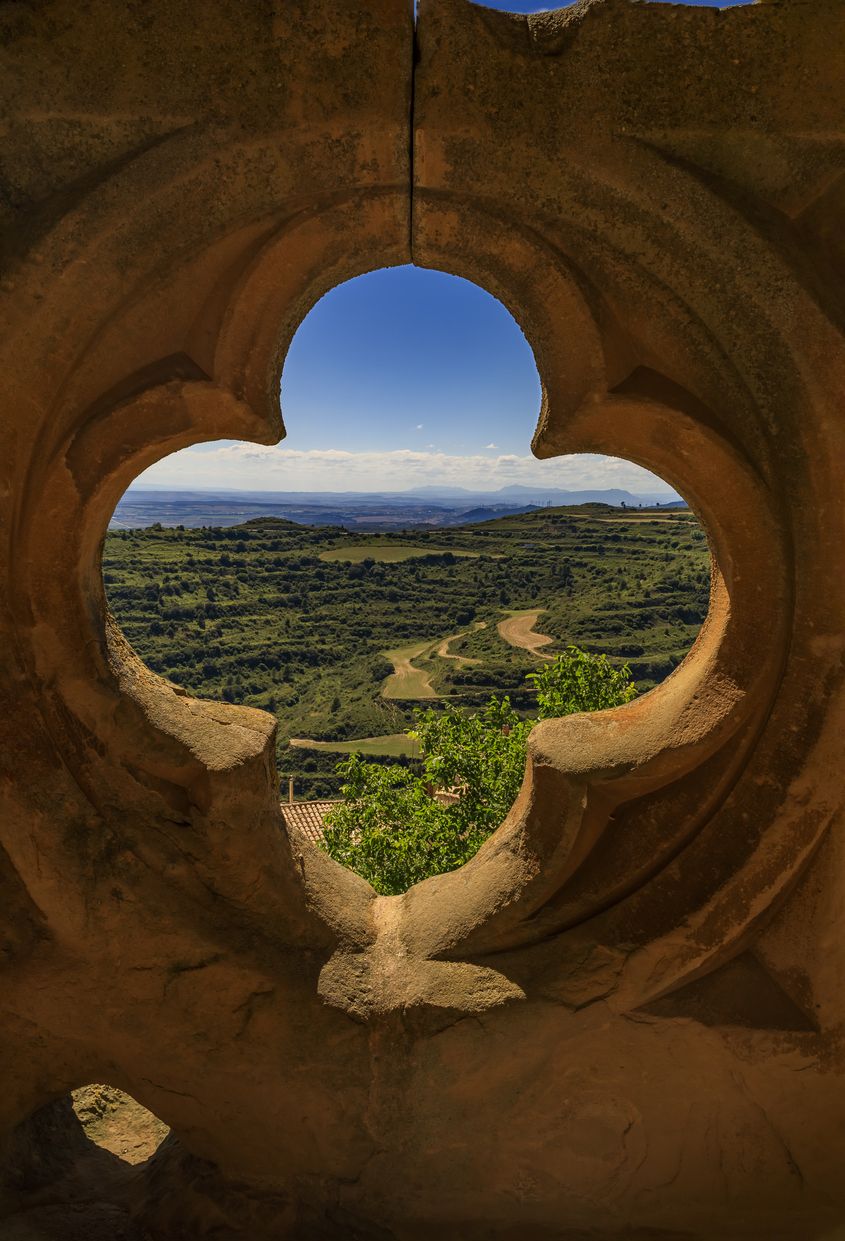 Valle visto en el óculo quatrefoil de la Iglesia de Santa María en Ujue, España