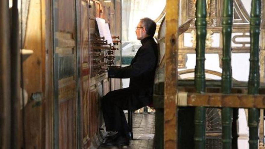 Andrés Cea interpreta a Cabanilles en el órgano de la iglesia de San Ildefonso.