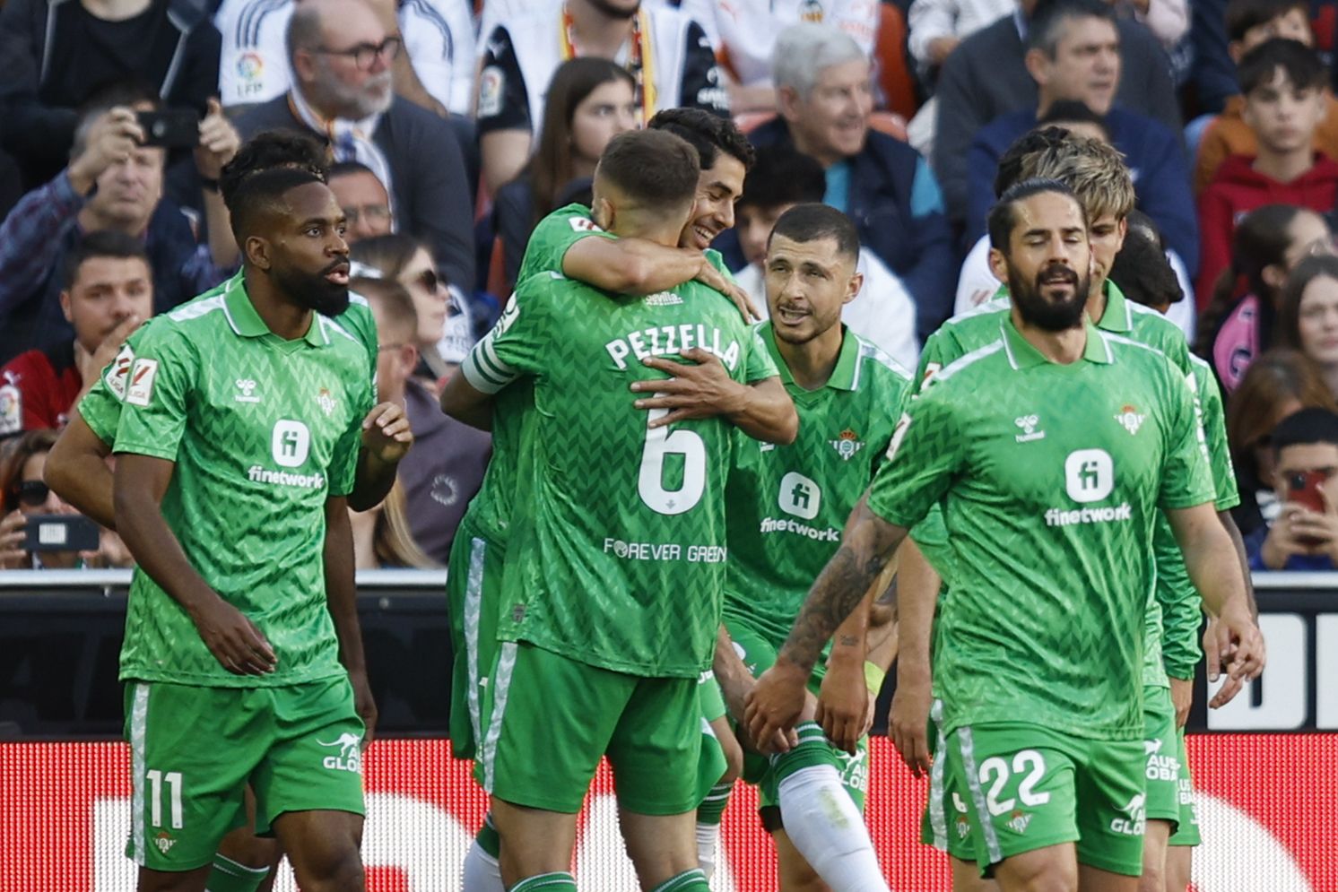 VALENCIA, 20/04/2024.- El delantero del Betis Ayoze Pérez (c) celebra su gol con sus compañeros en el partido de la jornada 32 de LaLiga EA Sports entre el Valencia CF y el Real Betis, disputado hoy sábado en el estadio de Mestalla de Valencia. EFE/ Biel Alino