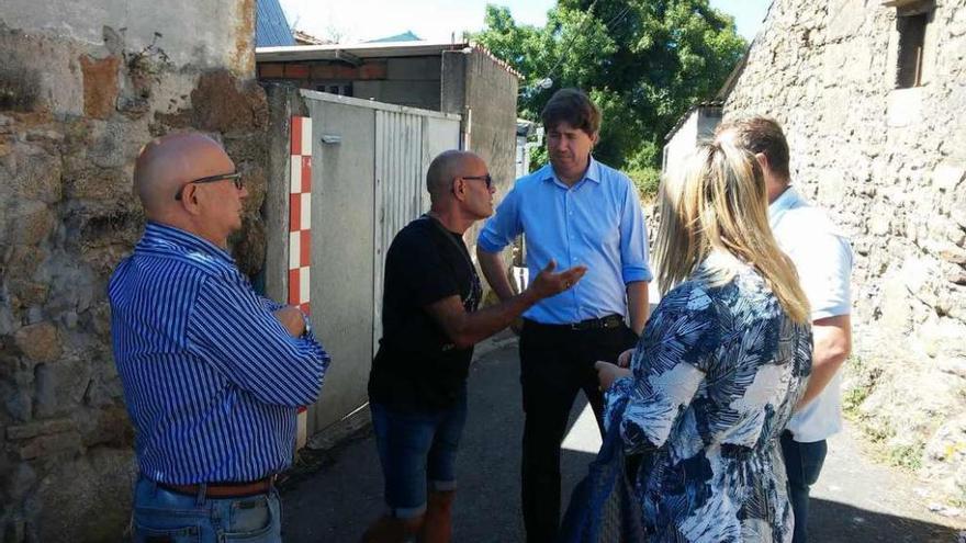 El alcalde arteixán dialoga con un vecino de As Eiras en compañía del arquitecto municipal, una edil y un asesor.