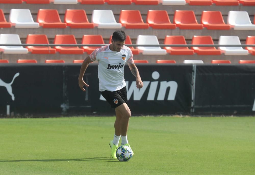 Anil Murthy, atento al entrenamiento del Valencia