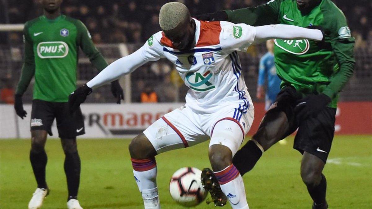 Ndombele fue titular en el Olympique de Lyon