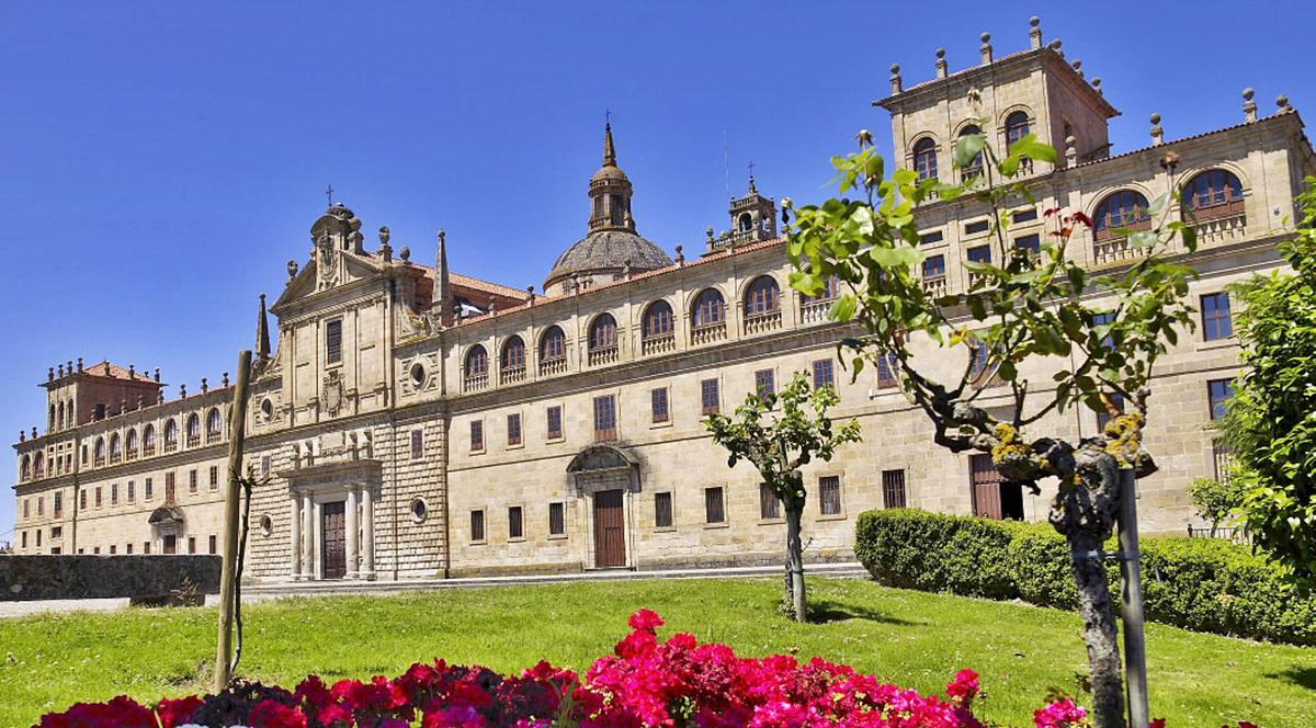Fachada de Nosa Señora da Antiga (Monforte de Lemos).
