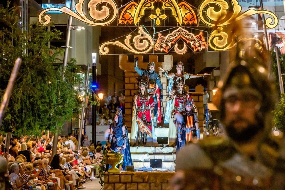 Los Moros y Cristianos hacen suyas las calles de Benidorm.