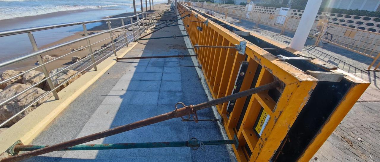 Uno de los muros frente a la playa, ya terminado.