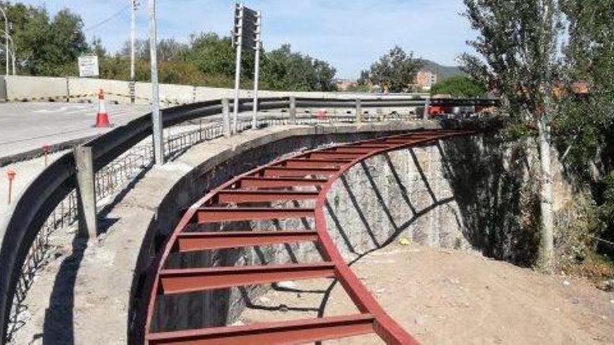 Una altra imatge de l&#039;estructura a la banda del pont de Sant Francesc, on comença