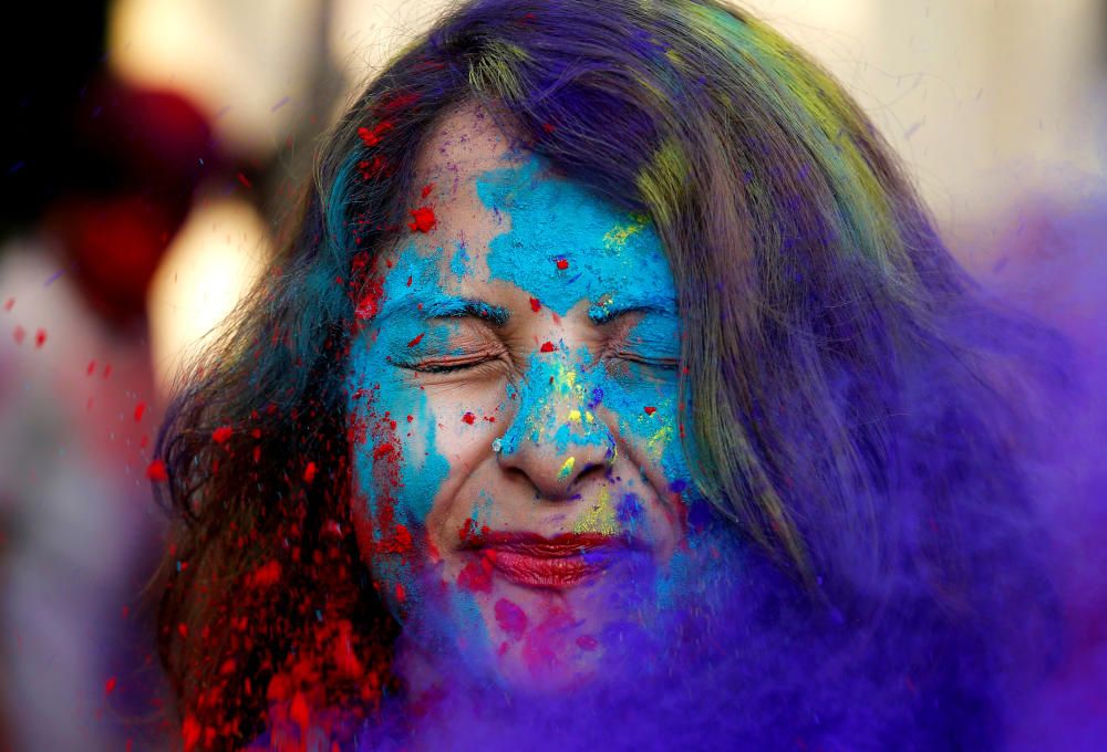 La India da la bievenida a la primavera con el tradicional festival Holi