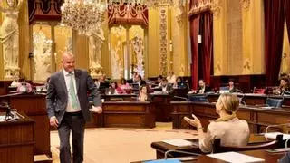 Luz verde en el Parlament a la propuesta del PSOE para limitar la entrada de vehículos en Ibiza