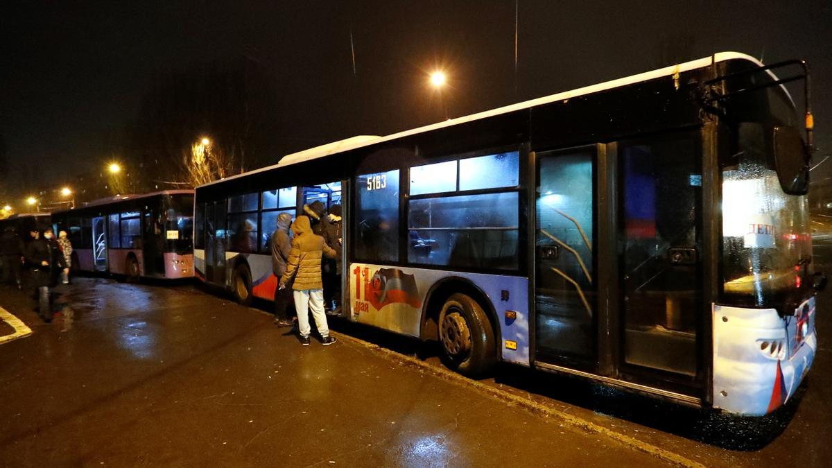 Vecinos de Donetsk suben a los autobuses para ser evacuados a territorio ruso, este viernes.