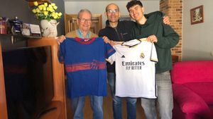 La familia Ortega Delgado posa con las camisetas de Barça y Real Madrid, rivales en la final de Copa del Rey.