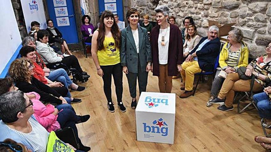 Candidatas del BNG, de pie, durante el acto ayer.