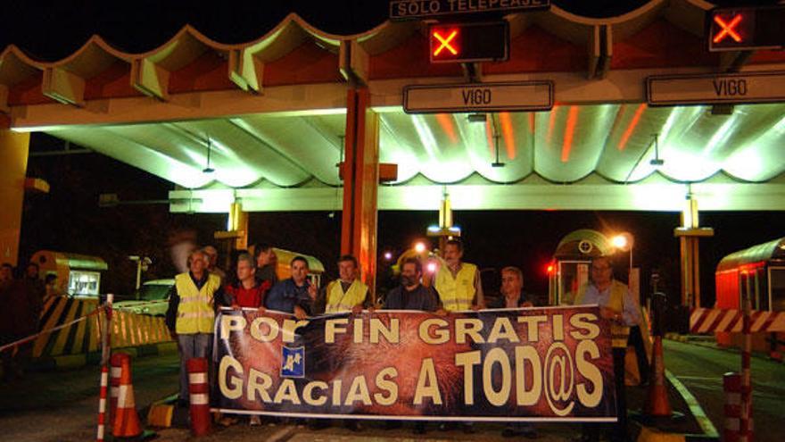 Celebración de la supresión del peaje en las cabinas de Domaio, en 2006.  // Carmen G.