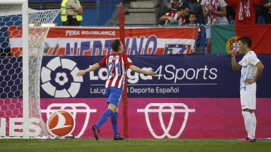 Carrasco y Gameiro resuelven ante el Málaga con sendos dobletes