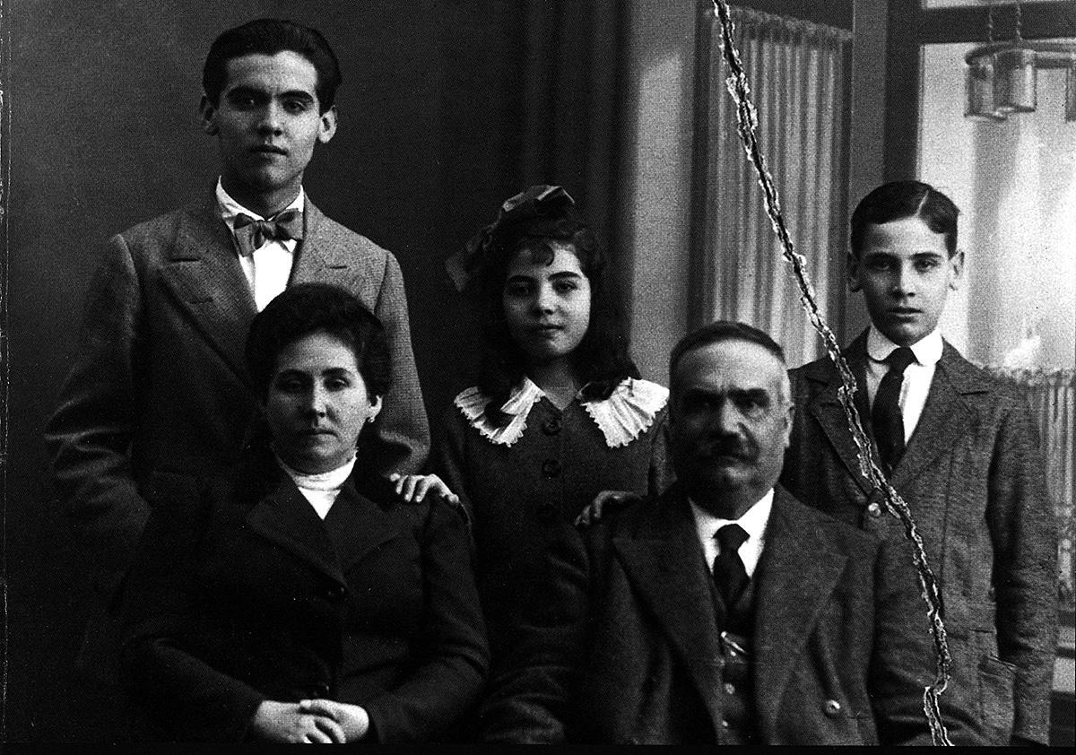 La familia García Lorca en la casa de la Acera del Darro
