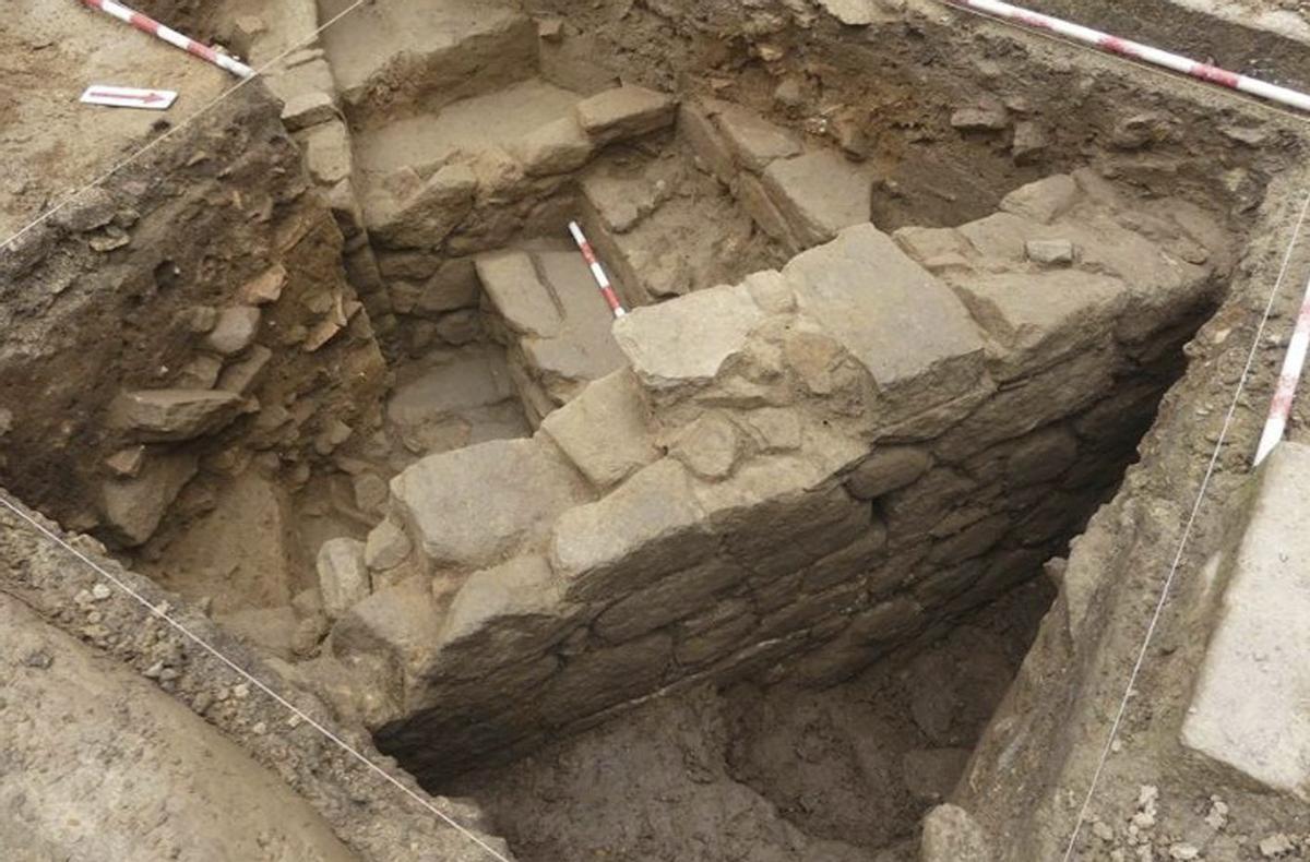 Muros y escaleras encontrados en los sondeos arqueológicos en la Praza do Pracer.