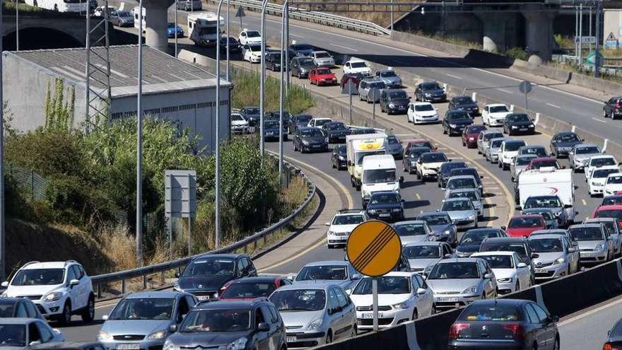 Retenciones en la AP-9 en sentido Pontevedra por la afluencia a las playas y un siniestro en Rande el pasado mes de julio. // Marta G. Brea