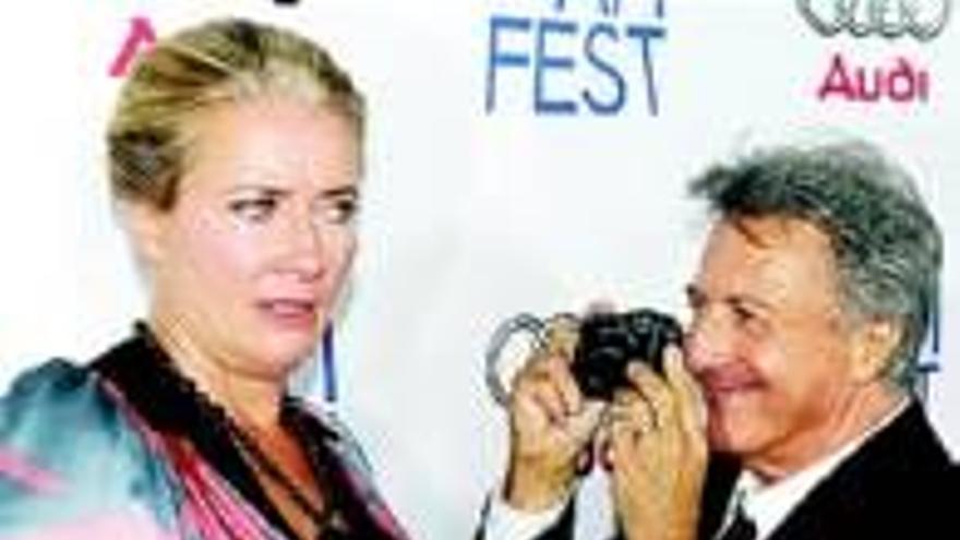 Dustin Hoffman: El artista hace de paparazi en la alfombra roja