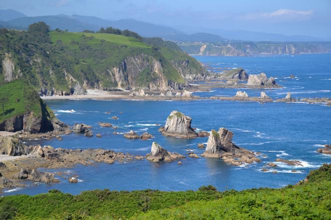 Por la izquierda, Carlos Colubi, Víctor Manuel Fernández y José Ramón Martínez, ante la playa del Silencio.