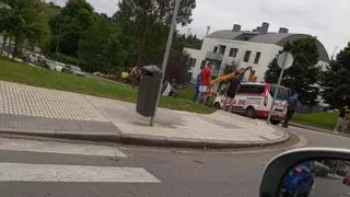 Aparatoso accidente en Gijón entre dos coches con dos familias: uno acabó volcado