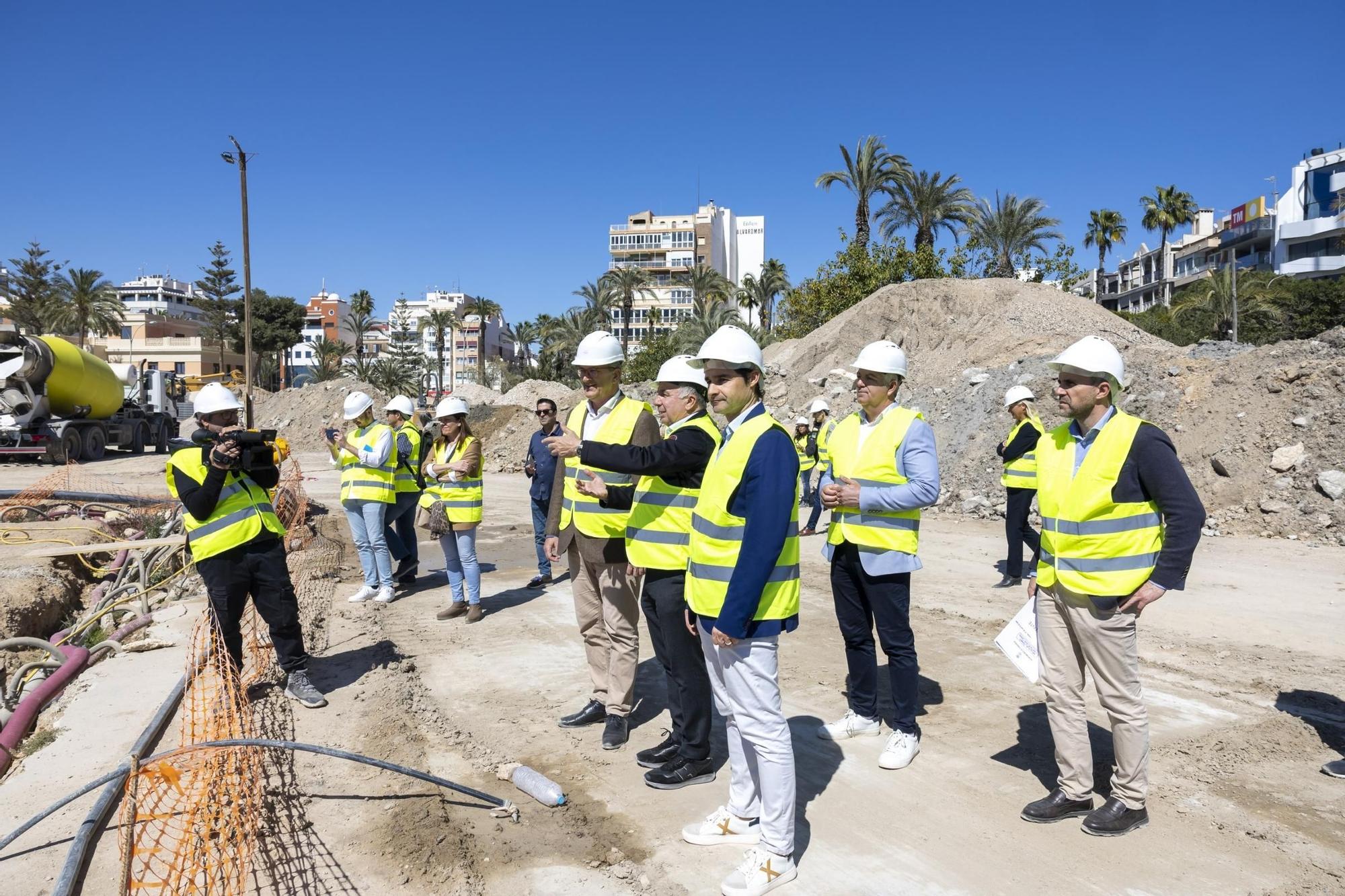 Visita a las obras de la nueva zona de ocio del puerto del director general de Puertos, el alcalde y el gerente de la empresa concesionaria
