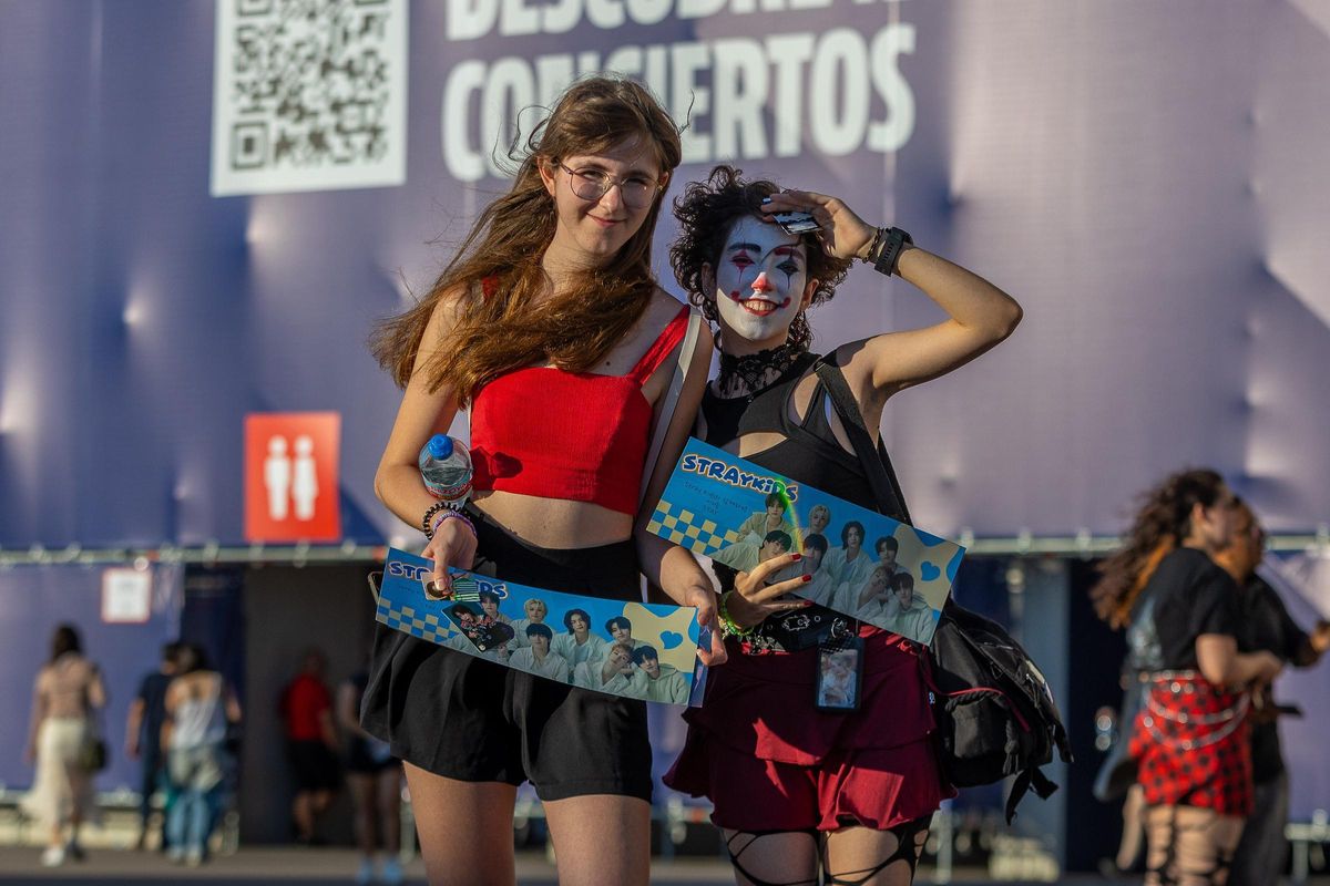 Dos seguidoras de Stray Kids, a las puertas del Metropolitano.