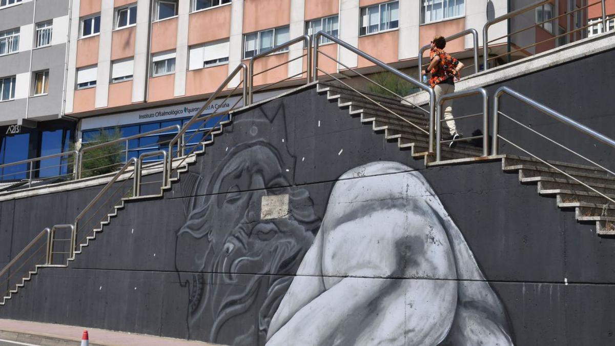 Inicio del futuro mural de Diego As en el paseo marítimo, ayer.  | // VÍCTOR ECHAVE