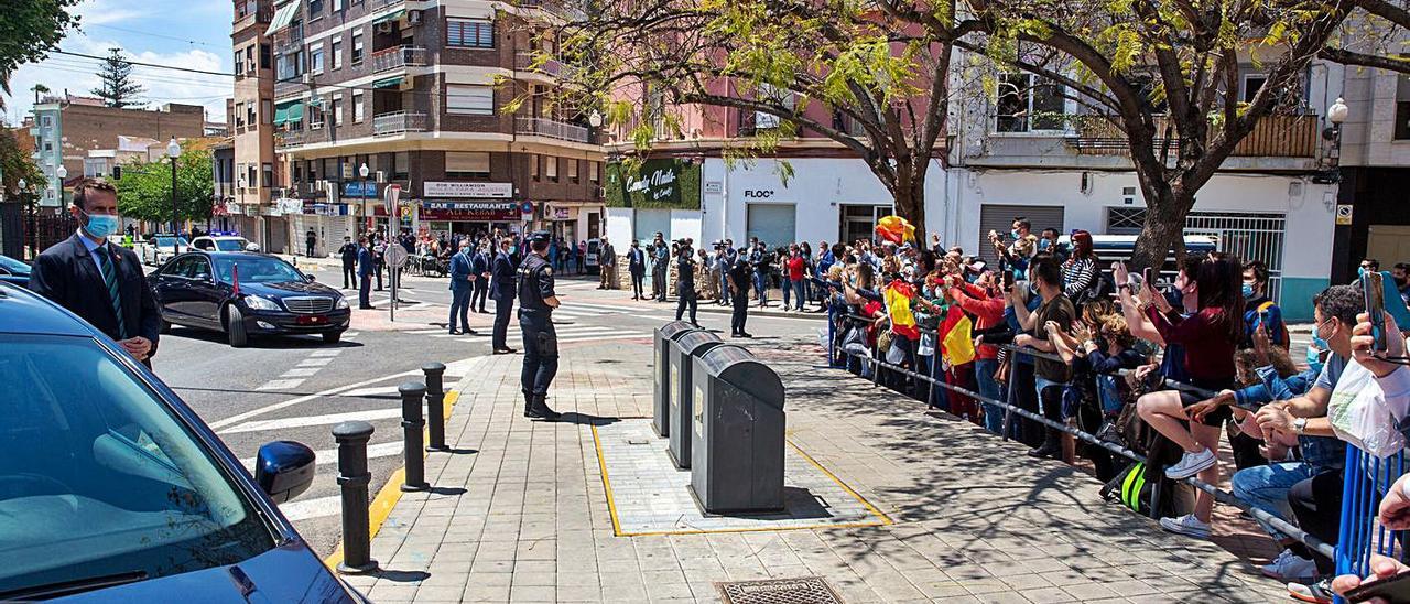 Público en el exterior de la antigua Fábrica de Tabacos intentando ver a Felipe VI.