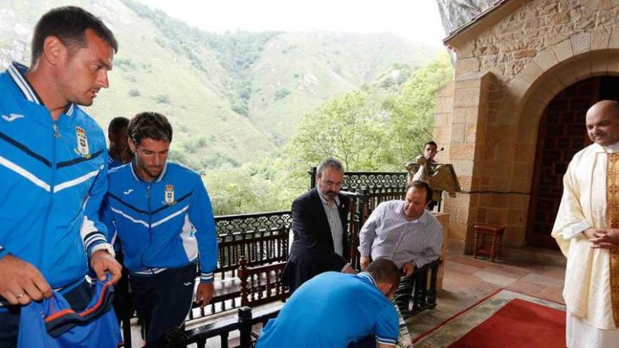 A la izquierda, Esteban, David Fernández y Cervero, con Santiago Heras, capellán del club, en una visita a Covadonga. A la derecha, Esteban y Cervero celebran el ascenso.