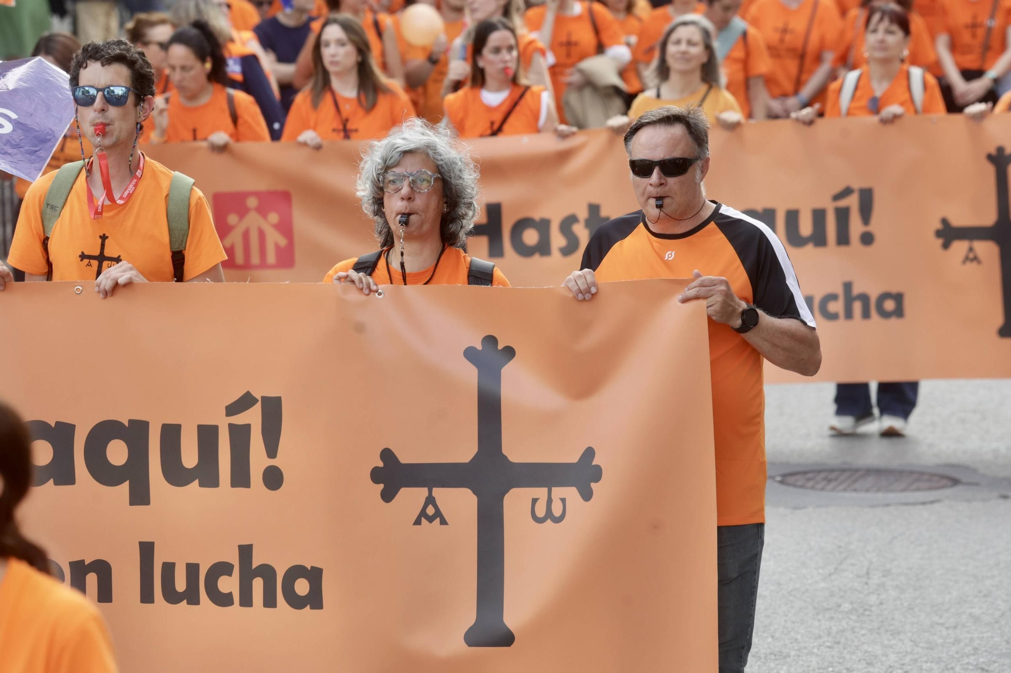 EN IMÁGENES | La marea naranja de profesores inunda Oviedo: manifestación de la escuela concertada