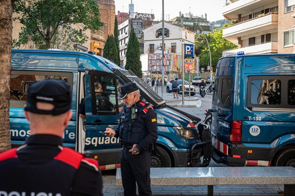 Despliegue policial por las manifestaciones para el desalojo de los centros okupados El Kubo y La Ruïna