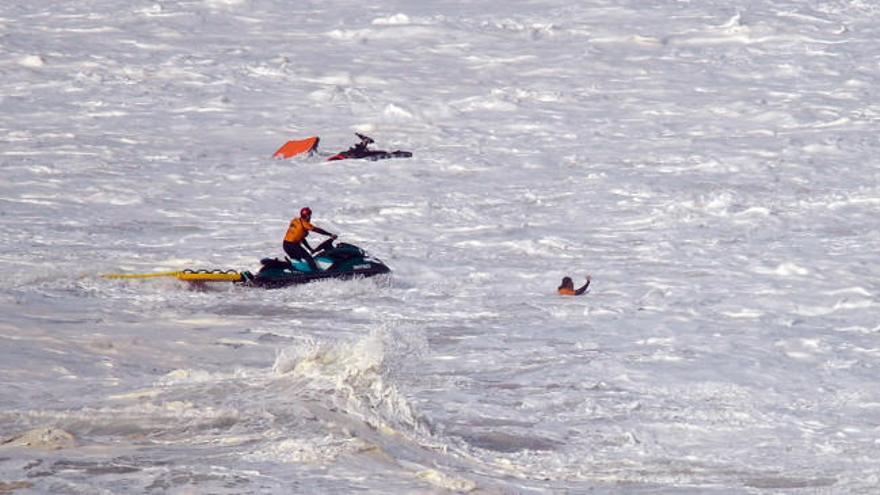 Impresionante accidente de un surfista en Portugal