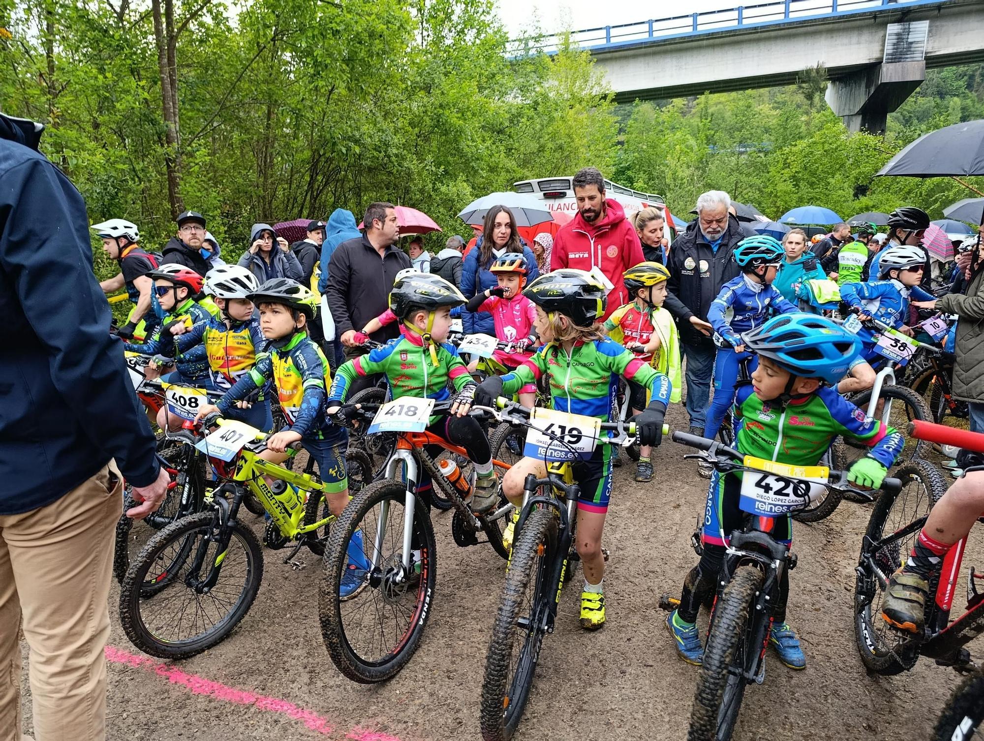 Las jóvenes promesas del ciclismo pedalean en Santa Marina, Siero