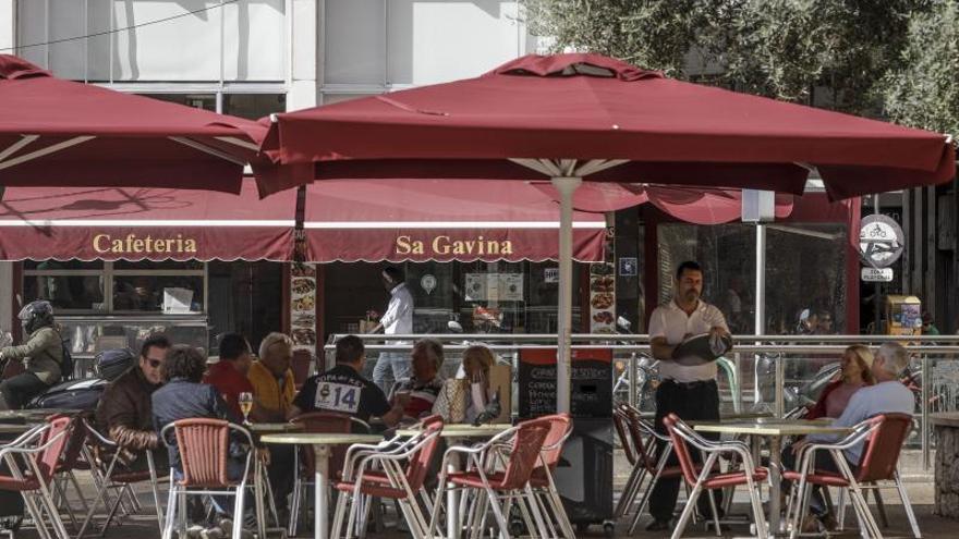 La subida del salario mínimo afecta más a los empleados del transporte y poco a la hostelería en Baleares
