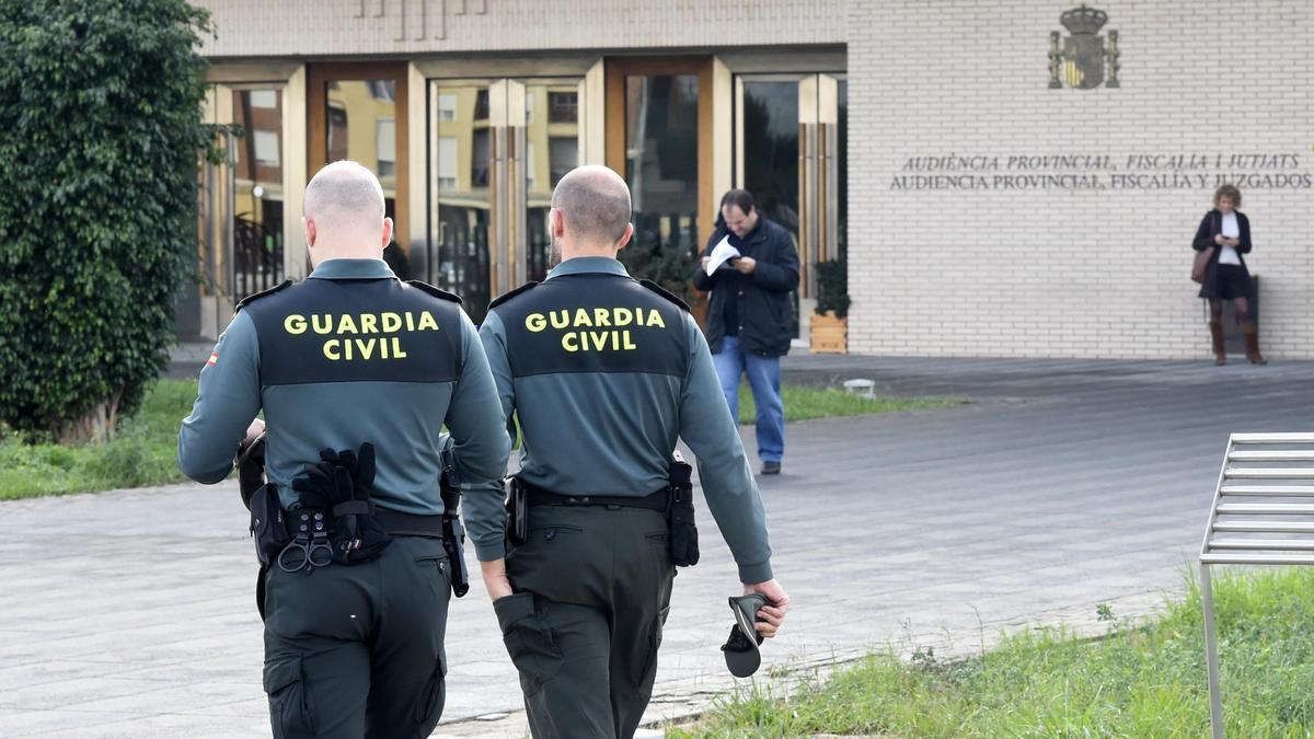 Dos agentes de la Guardia Civil acceden a la Ciudad de la Justicia de Castelló en una imagen de archivo.