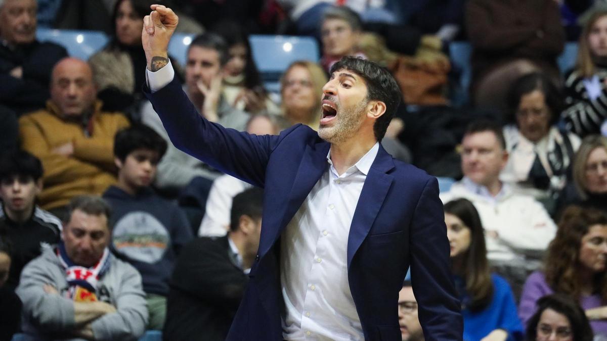 Álex Mumbrú durante el partido ante el Monbus Obradoiro