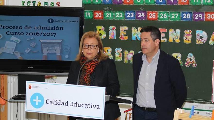 Mª Isabel Sánchez-Mora y Enrique Ujaldón ofrecieron ayer una rueda de prensa en el colegio María Maroto de Murcia.