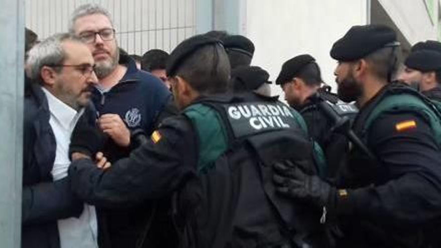 Guàrdies civils intentant entrar per la força a l&#039;escola Joncadella de Sant Joan de Vilatorrada, l&#039;1-O