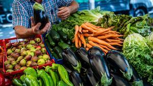 Imagen de archivo del mercado de payés de Sant Boi de Llobregat, fotos de distintas verduras de temporada: lechugas, pimientos, patatas, tomates, calabacines, y otras verduras.