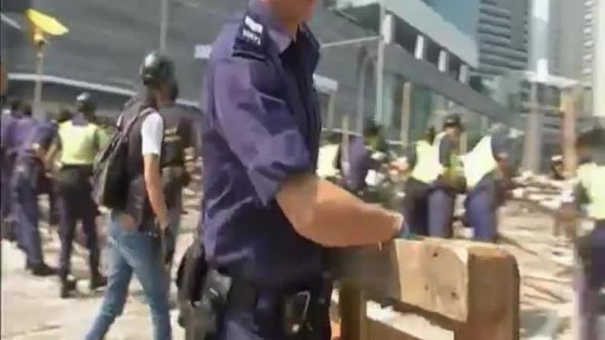 La policía de Hong Kong desaloja las protestas