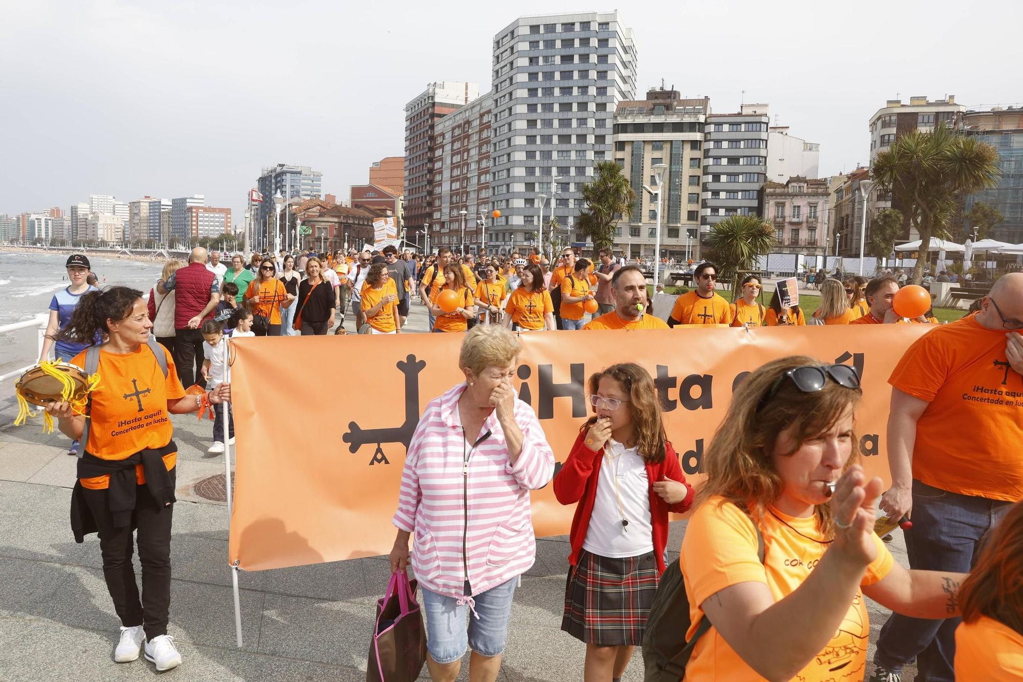 Así fue la gran concentración en Gijón por la educación concertada (en imágenes)