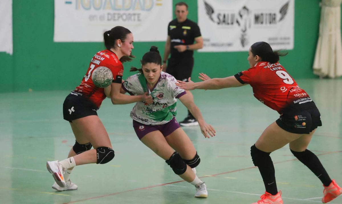La canterana Lucía Vacas controla el balón en un partido de la presente temporada.