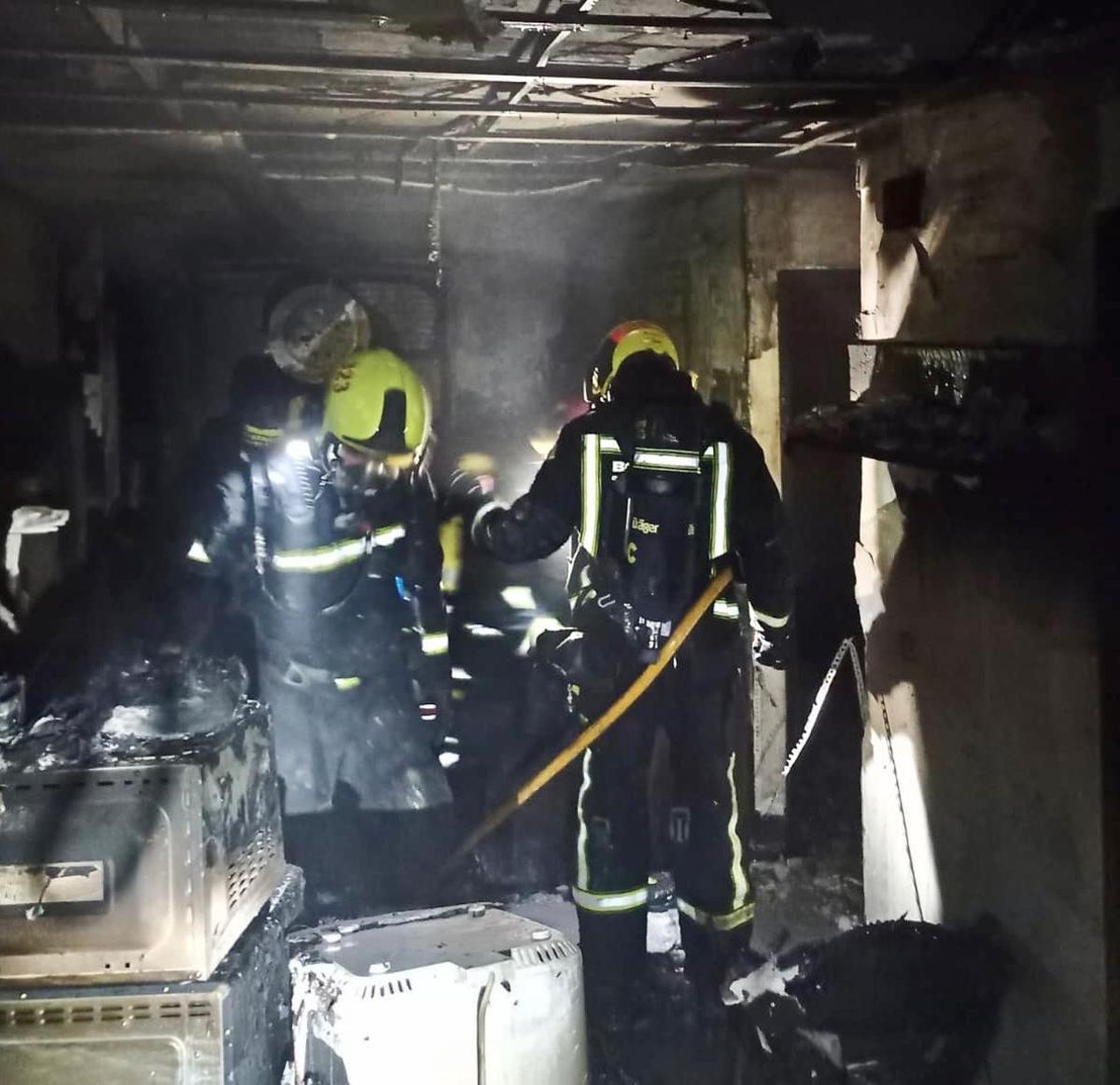 Bomberos trabajando en la extinción del fuego en la vivienda de Orpesa