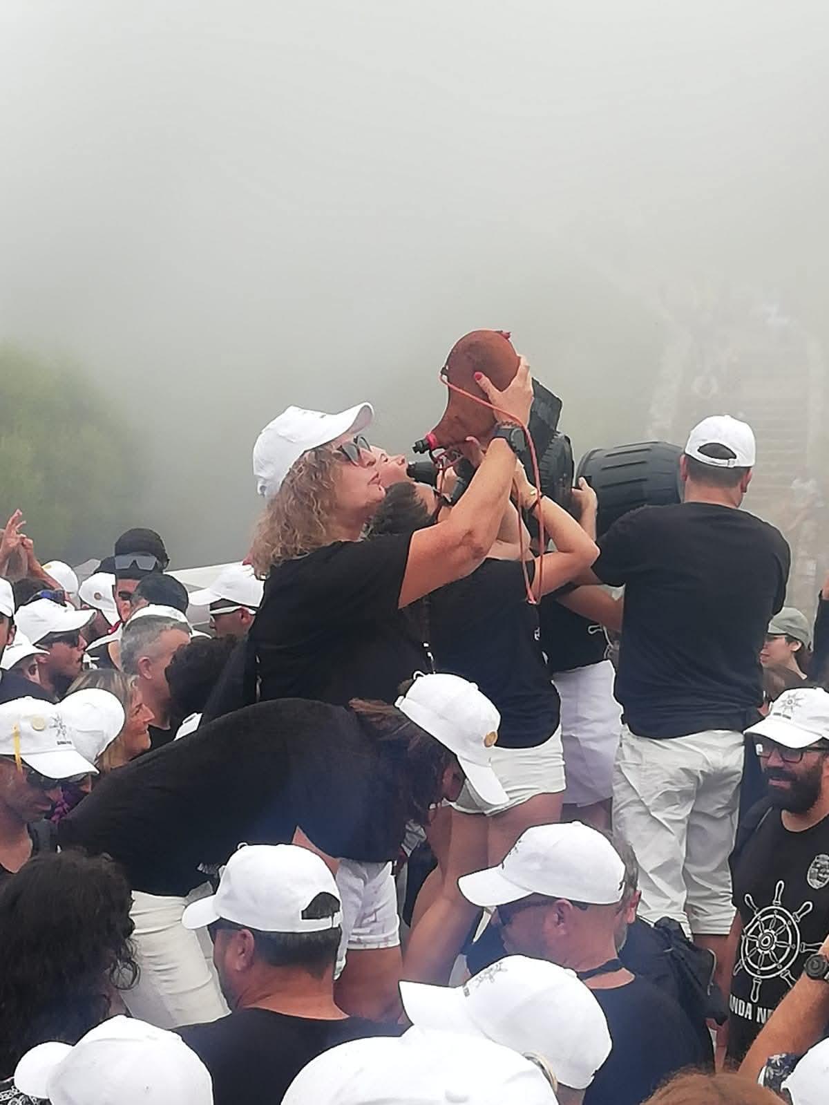 Integrantes de la Banda Negra de las Festas do Monte bebe vino.