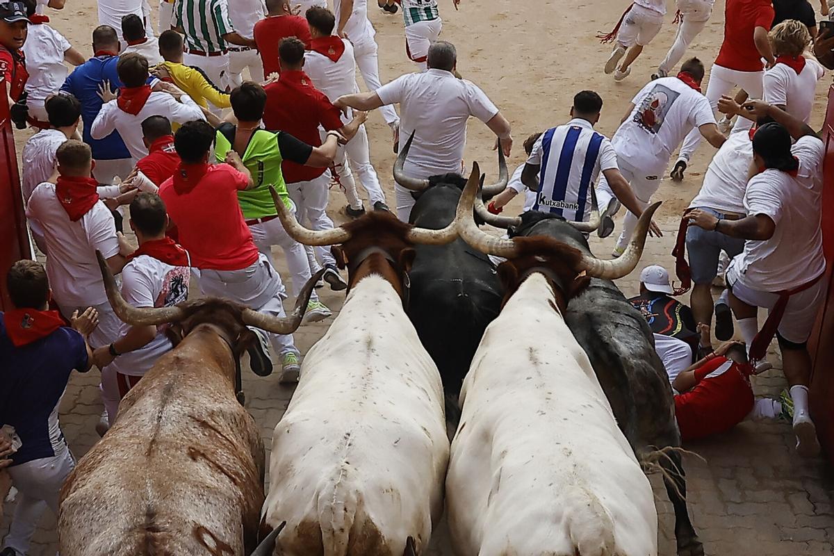 Los Cebada Gago recorren unidos un rápido segundo encierro de los Sanfermines 2026.