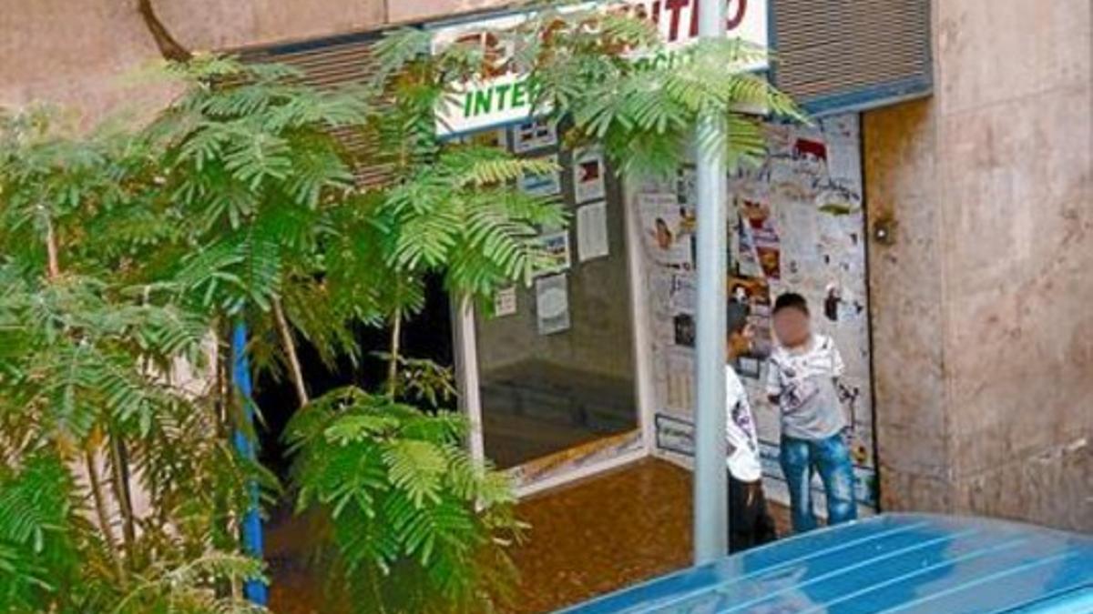 Uno de los carteristas habituales del metro (con camiseta blanca) en la calle de Salvà con un menor, el lunes.