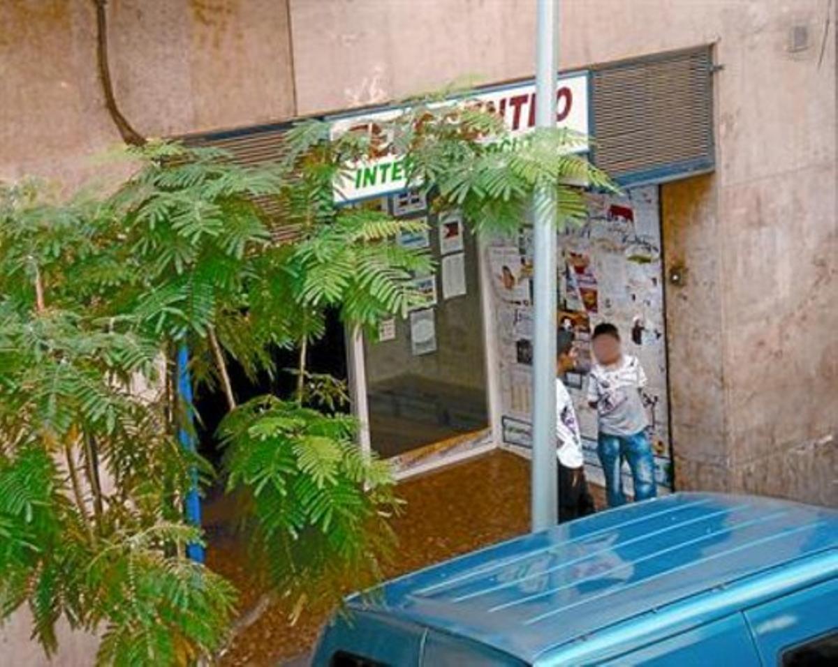 Un dels carteristes habituals del metro (amb samarreta blanca) al carrer de Salvà amb un menor, dilluns.