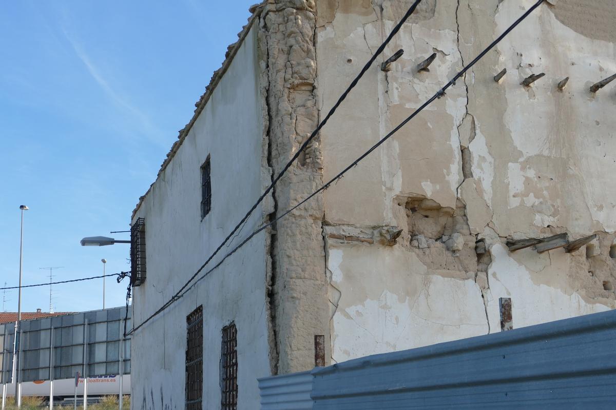 Estado de una de las fachadas de la zona.