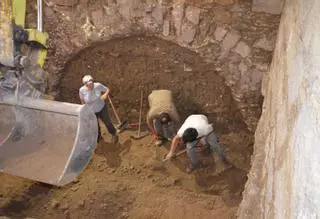 Excavacions arqueològiques descobreixen un carrer medieval a Castelló d'Empúries
