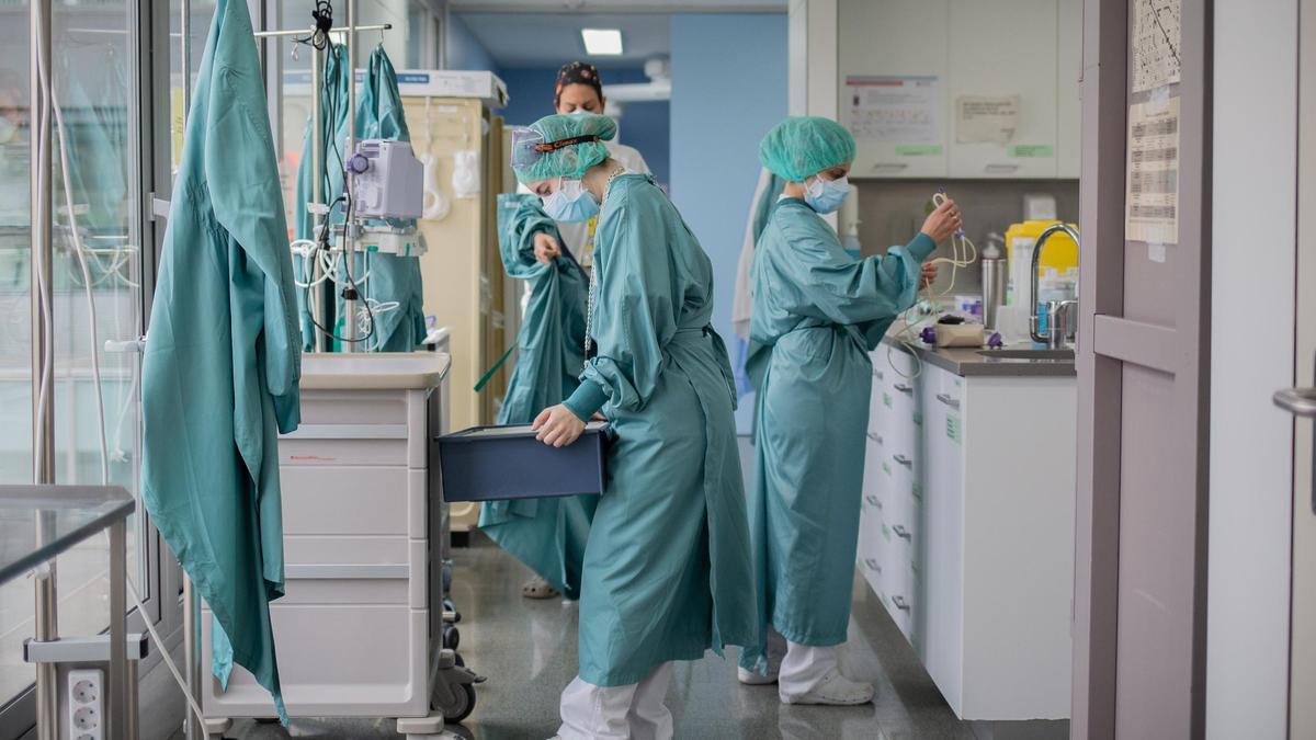 Personal sanitario trabajando en UCI del Hospital de la Santa Creu i Sant Pau en 2020.