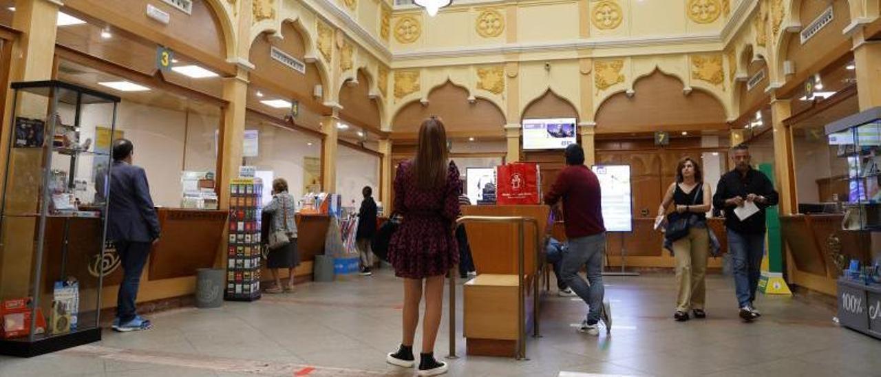 Interior de la oficina de Correos de Pontevedra, ayer a mediodía.   // GUSTAVO SANTOS